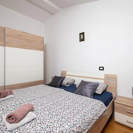 Five-bedroom In *