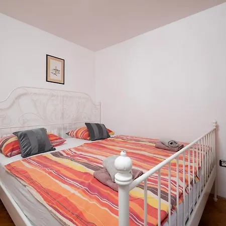 Five-bedroom In Fažana