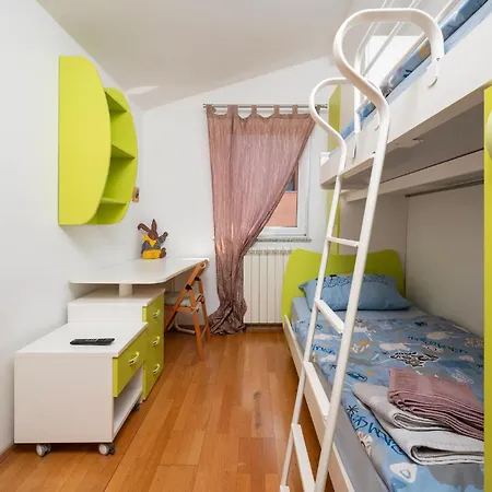 Five-bedroom In Fažana